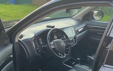 Mitsubishi Outlander III рестайлинг 3, 2018 год, 2 200 000 рублей, 8 фотография