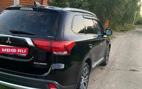 Mitsubishi Outlander III рестайлинг 3, 2018 год, 2 200 000 рублей, 2 фотография