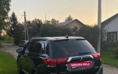 Mitsubishi Outlander III рестайлинг 3, 2018 год, 2 200 000 рублей, 3 фотография