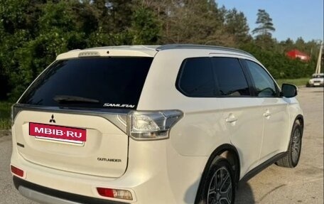 Mitsubishi Outlander III рестайлинг 3, 2014 год, 1 380 000 рублей, 3 фотография