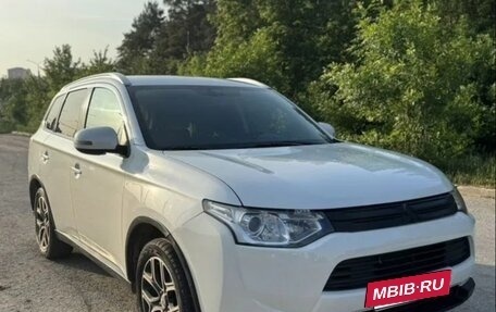 Mitsubishi Outlander III рестайлинг 3, 2014 год, 1 380 000 рублей, 2 фотография
