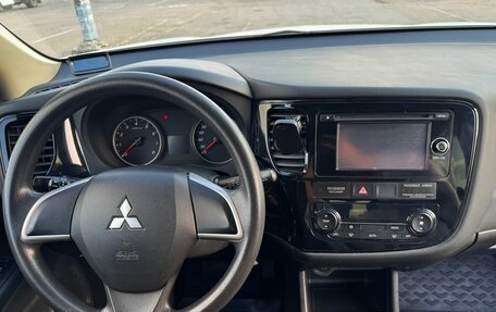 Mitsubishi Outlander III рестайлинг 3, 2014 год, 1 350 000 рублей, 2 фотография