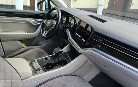 Volkswagen Touareg III, 2019 год, 4 800 000 рублей, 7 фотография