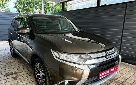Mitsubishi Outlander III рестайлинг 3, 2015 год, 1 800 000 рублей, 1 фотография