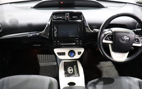 Toyota Prius IV XW50, 2016 год, 1 370 000 рублей, 13 фотография