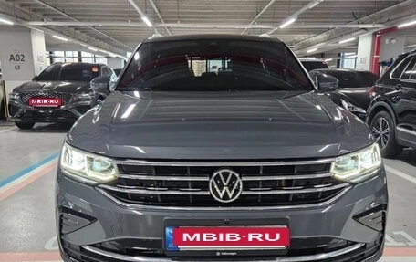 Volkswagen Tiguan II, 2021 год, 3 595 000 рублей, 2 фотография