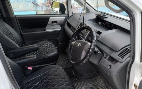 Toyota Voxy II, 2007 год, 1 600 000 рублей, 9 фотография