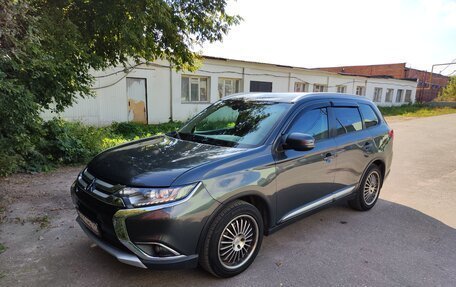 Mitsubishi Outlander III рестайлинг 3, 2018 год, 1 680 000 рублей, 2 фотография