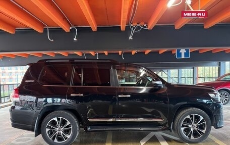 Toyota Land Cruiser 200, 2018 год, 7 700 000 рублей, 3 фотография
