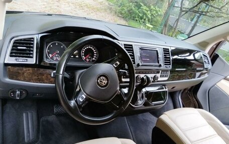 Volkswagen Multivan T6 рестайлинг, 2018 год, 4 600 000 рублей, 30 фотография