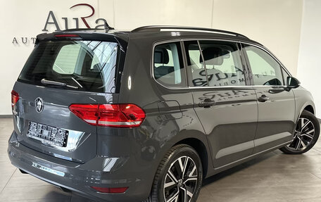 Volkswagen Touran III, 2021 год, 3 050 000 рублей, 2 фотография