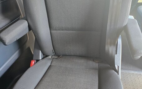 Volkswagen Multivan T6 рестайлинг, 2015 год, 3 200 000 рублей, 22 фотография