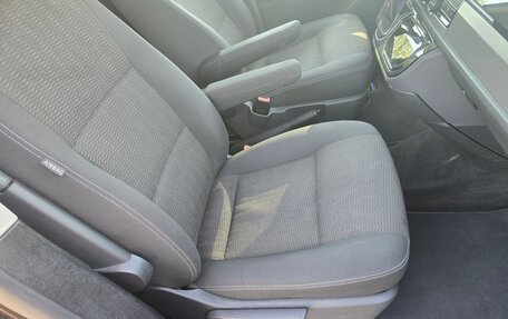 Volkswagen Multivan T6 рестайлинг, 2015 год, 3 200 000 рублей, 25 фотография