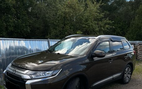 Mitsubishi Outlander III рестайлинг 3, 2019 год, 2 100 000 рублей, 1 фотография