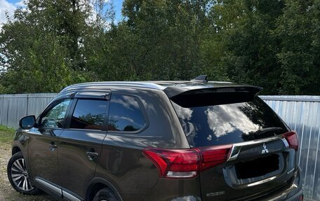 Mitsubishi Outlander III рестайлинг 3, 2019 год, 2 100 000 рублей, 2 фотография