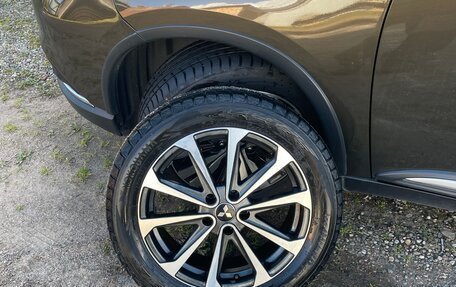 Mitsubishi Outlander III рестайлинг 3, 2019 год, 2 100 000 рублей, 10 фотография