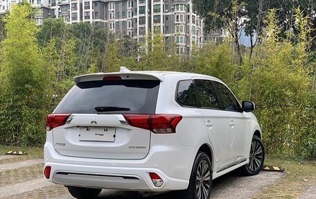 Mitsubishi Outlander III рестайлинг 3, 2021 год, 1 926 000 рублей, 4 фотография