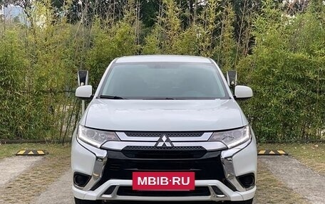 Mitsubishi Outlander III рестайлинг 3, 2021 год, 1 926 000 рублей, 2 фотография