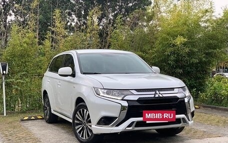 Mitsubishi Outlander III рестайлинг 3, 2021 год, 1 926 000 рублей, 3 фотография