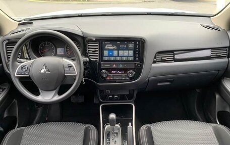 Mitsubishi Outlander III рестайлинг 3, 2021 год, 1 926 000 рублей, 11 фотография