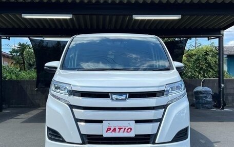Toyota Noah III, 2021 год, 2 240 000 рублей, 3 фотография