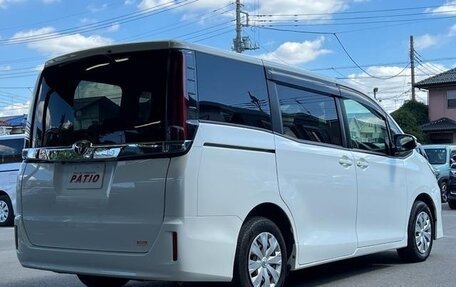 Toyota Noah III, 2021 год, 2 240 000 рублей, 4 фотография