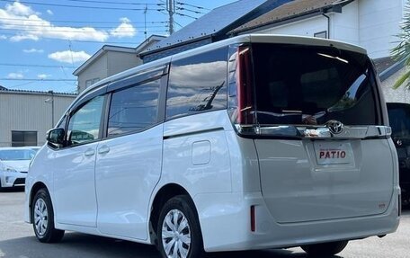 Toyota Noah III, 2021 год, 2 240 000 рублей, 5 фотография
