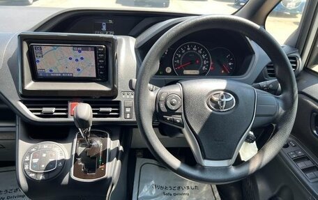Toyota Noah III, 2021 год, 2 240 000 рублей, 8 фотография