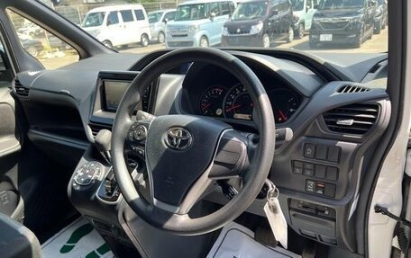Toyota Noah III, 2021 год, 2 240 000 рублей, 9 фотография