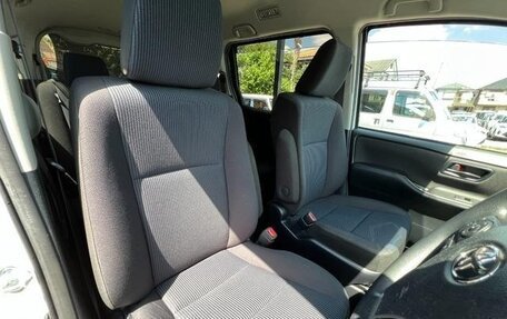 Toyota Noah III, 2021 год, 2 240 000 рублей, 10 фотография
