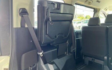 Toyota Noah III, 2021 год, 2 240 000 рублей, 18 фотография