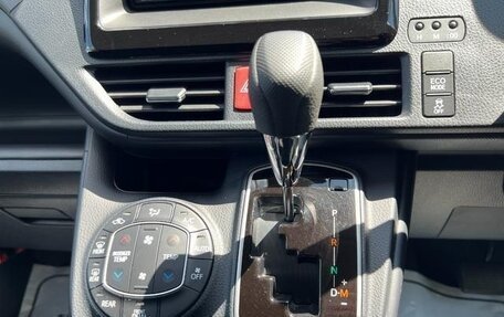 Toyota Noah III, 2021 год, 2 240 000 рублей, 14 фотография