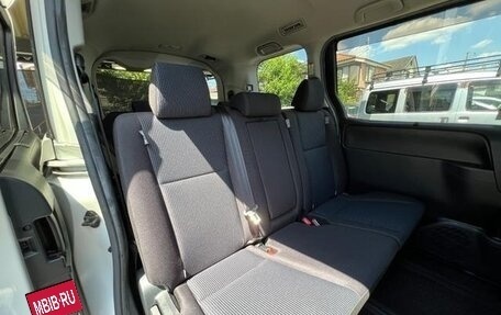 Toyota Noah III, 2021 год, 2 240 000 рублей, 11 фотография