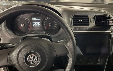 Volkswagen Polo VI (EU Market), 2015 год, 800 000 рублей, 2 фотография