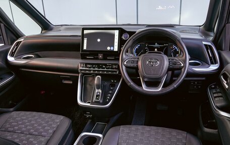 Toyota Voxy, 2022 год, 3 890 000 рублей, 6 фотография