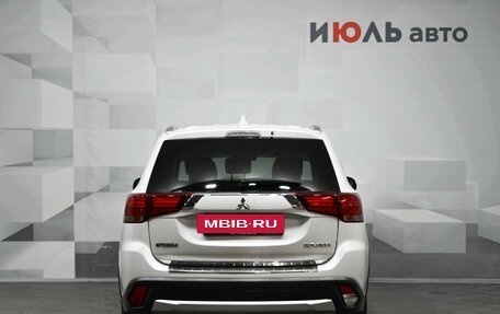 Mitsubishi Outlander III рестайлинг 3, 2018 год, 2 250 000 рублей, 5 фотография