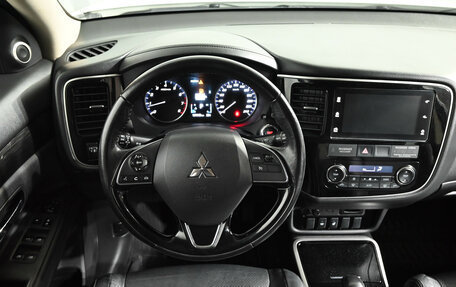 Mitsubishi Outlander III рестайлинг 3, 2018 год, 2 250 000 рублей, 13 фотография
