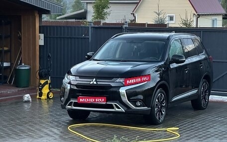 Mitsubishi Outlander III рестайлинг 3, 2022 год, 2 800 000 рублей, 1 фотография