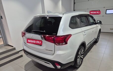 Mitsubishi Outlander III рестайлинг 3, 2019 год, 1 919 000 рублей, 4 фотография