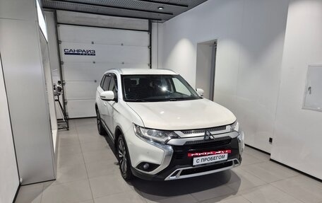 Mitsubishi Outlander III рестайлинг 3, 2019 год, 1 919 000 рублей, 3 фотография