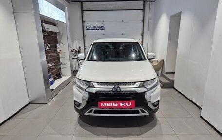 Mitsubishi Outlander III рестайлинг 3, 2019 год, 1 919 000 рублей, 2 фотография