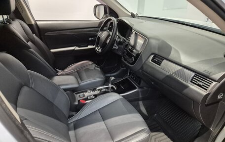 Mitsubishi Outlander III рестайлинг 3, 2019 год, 1 919 000 рублей, 9 фотография