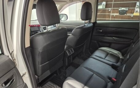 Mitsubishi Outlander III рестайлинг 3, 2019 год, 1 919 000 рублей, 10 фотография