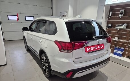 Mitsubishi Outlander III рестайлинг 3, 2019 год, 1 919 000 рублей, 6 фотография