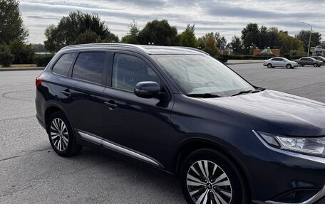 Mitsubishi Outlander III рестайлинг 3, 2019 год, 2 100 000 рублей, 2 фотография