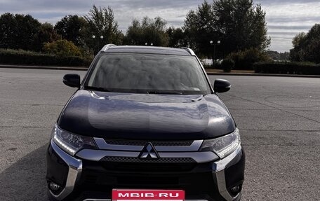 Mitsubishi Outlander III рестайлинг 3, 2019 год, 2 100 000 рублей, 9 фотография