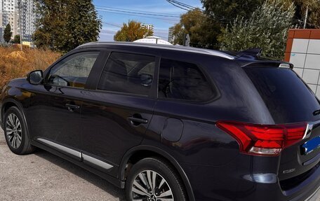 Mitsubishi Outlander III рестайлинг 3, 2019 год, 2 100 000 рублей, 11 фотография
