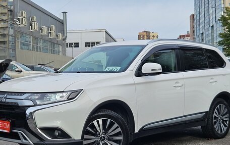 Mitsubishi Outlander III рестайлинг 3, 2020 год, 2 249 000 рублей, 3 фотография