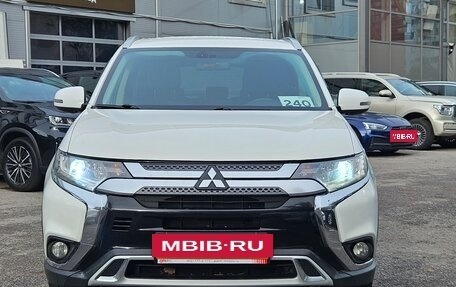 Mitsubishi Outlander III рестайлинг 3, 2020 год, 2 249 000 рублей, 2 фотография