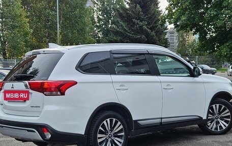 Mitsubishi Outlander III рестайлинг 3, 2020 год, 2 249 000 рублей, 5 фотография